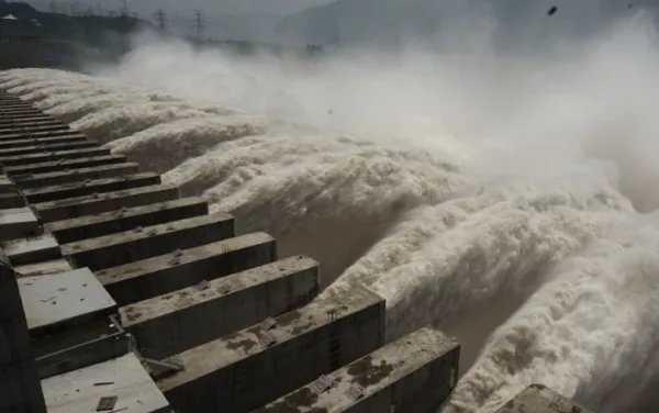 三峡大坝3孔泄洪