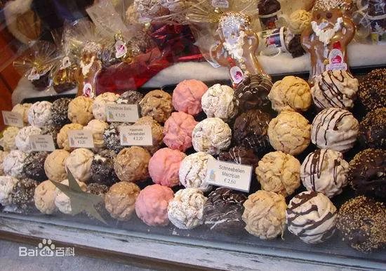 我们结婚了，玉泽演和鬼鬼吃的那个装在袋子里敲碎的球形的饼干叫什么