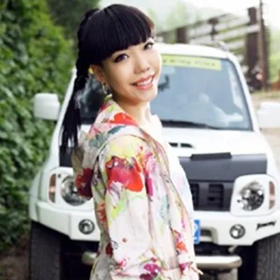 人气歌手吴莫愁生活照清纯女星 惊艳网友直呼好可爱