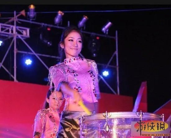 宅男新宠“打鼓妹”曾佳琪爆红网络 秒杀奶茶MM