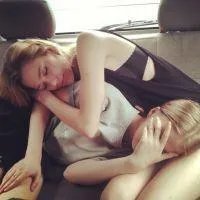 老婆总是去闺蜜家过夜，每次开视频不接说她闺密没穿衣服不方便，为啥？