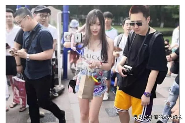 腐团儿露白色内裤