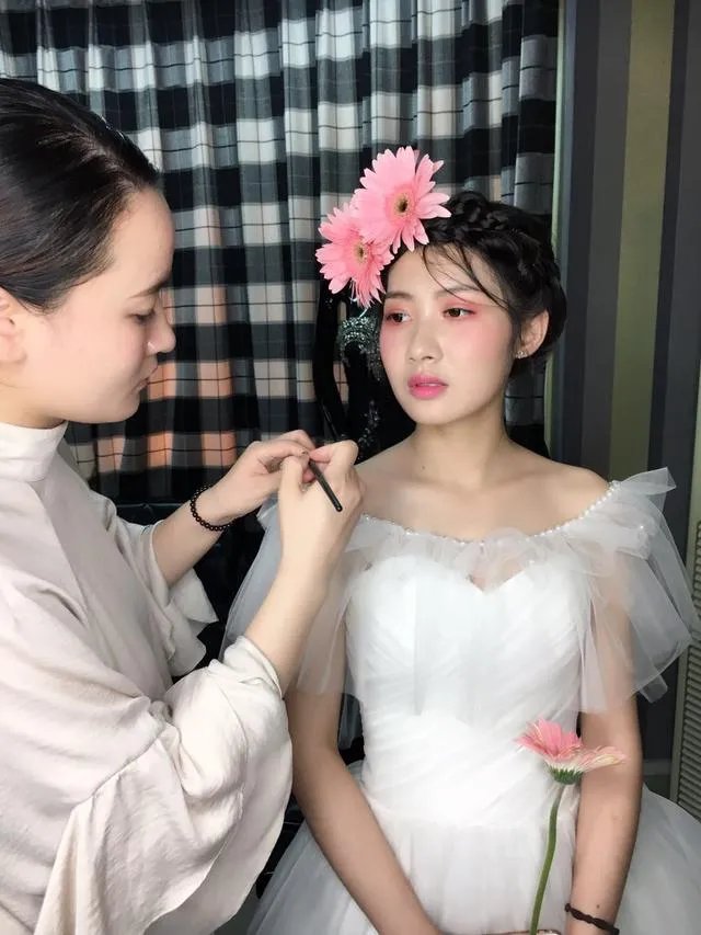 到底哪个化妆学校好呢？