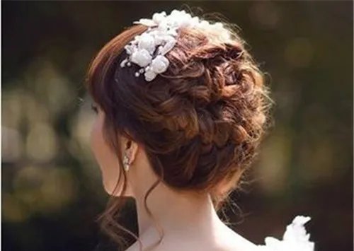 新娘盘发图解步骤  如何打造好看的新娘发型