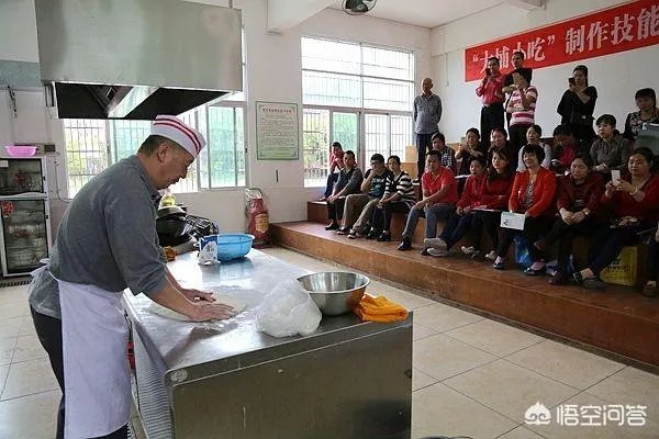 想做小吃生意,是加盟好还是去小吃培训机构学好呢?