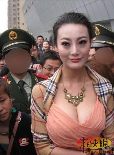 第一乳神！32F豪乳女星王李丹妮车展大秀深沟 