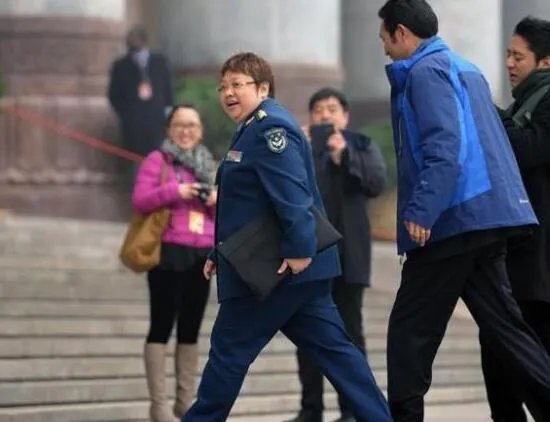 韩红宣布退伍转业 晒大校军装感慨万千