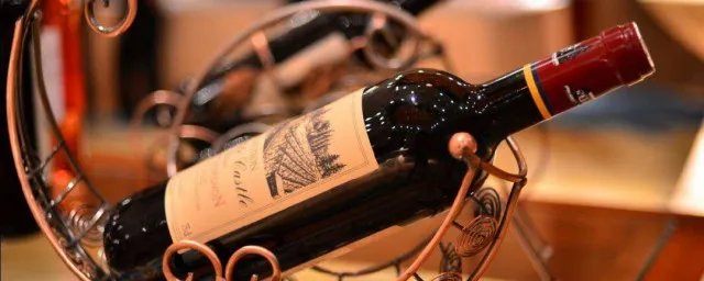 通常葡萄酒瓶身上标注的年份指的是？