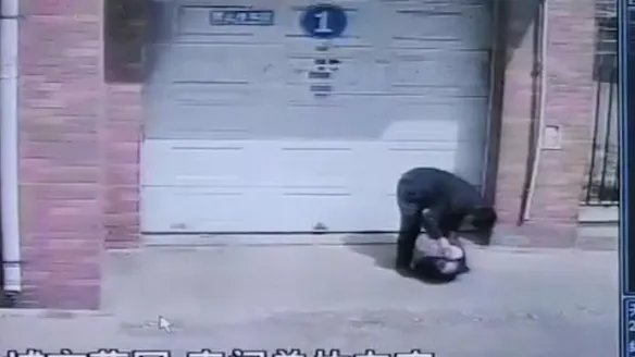 快递包裹暂放路边被老太拿走24个！警方称不构成盗窃