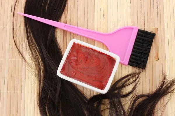 手指甲染上染发剂怎么去除