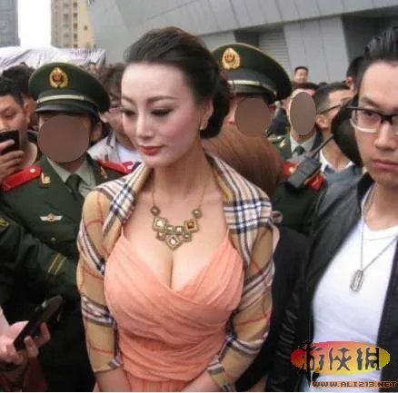 第一乳神！32F豪乳女星王李丹妮车展大秀深沟 