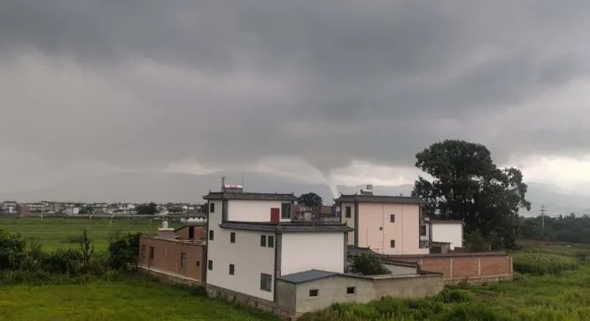 大理洱海现龙吸水，场面到底有多壮观？