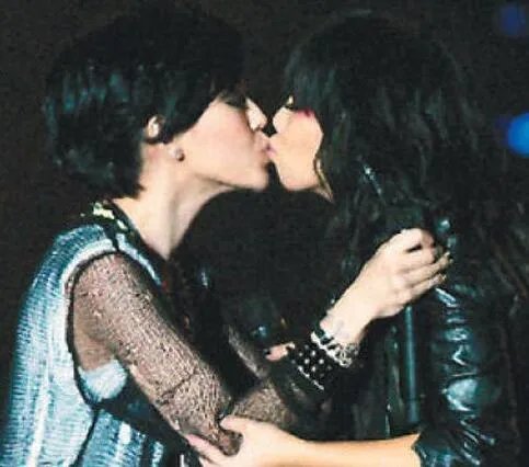 杨幂刘诗诗亲嘴亲密照 揭女星同性之吻