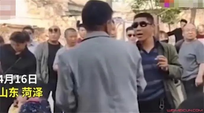 大衣哥被踹门什么情况 大衣哥是谁为什么被踹门事件详情最新消息