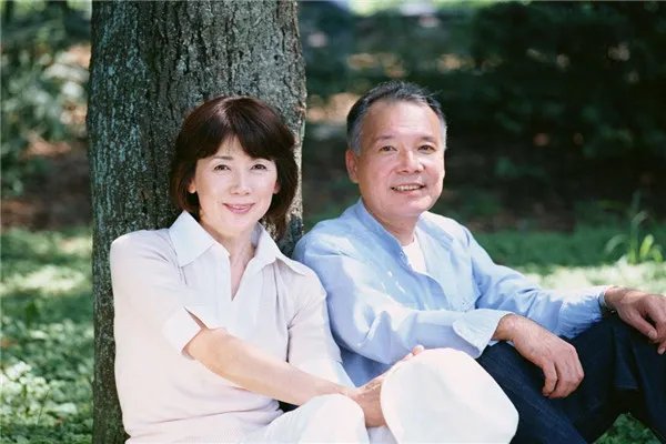 老人摔倒无人敢扶，难道随着生活水平的提高人性越来越冷漠了吗?