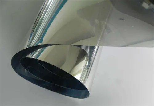 隔热膜是贴在玻璃里面还是外面