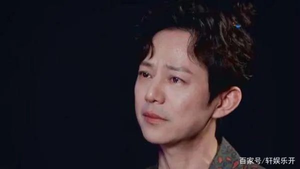 贾玲在街头录节目被偶遇，穿单薄公主裙不怕冷，艺人的工作有多么艰辛？