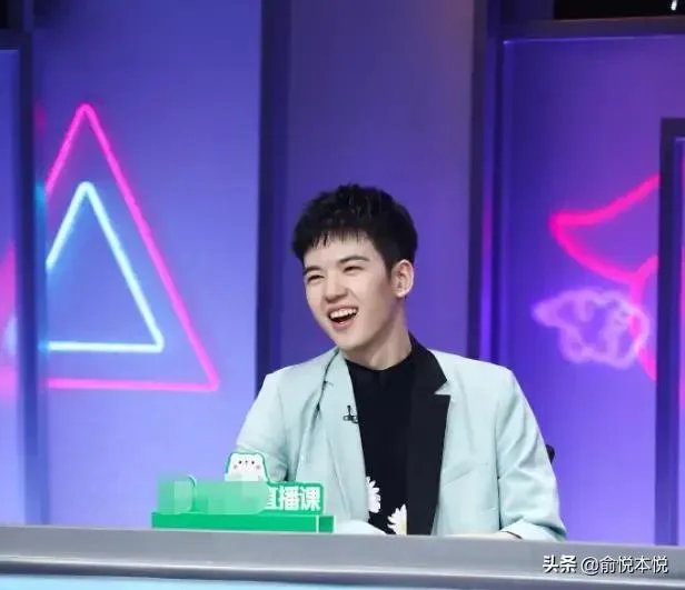 歌手仝卓直播为了高考将往届生身份改成了应届生,你怎么看?