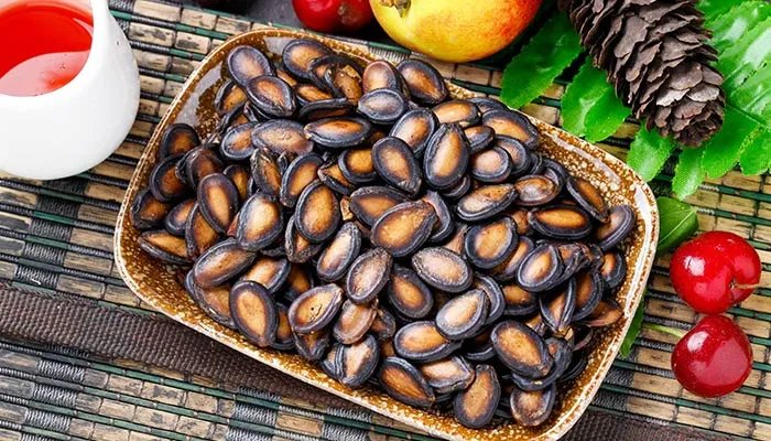 西瓜子是夏天常吃的西瓜里的籽吗 西瓜子是不是夏天常吃的西瓜里的籽