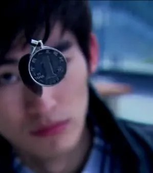 怎样在硬币上打个洞，我用钉子敲了好长时间都没有洞，蒋媛云海那种上面有个环是怎么弄的啊？找什么工具弄