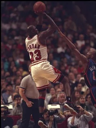 乔丹投篮标准姿势分析  五个步骤教你学会投篮