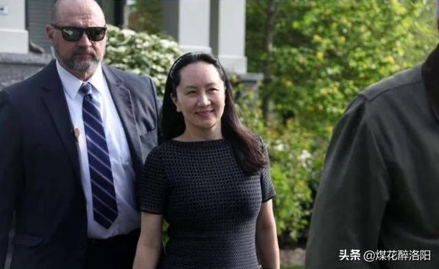 孟晚舟出庭时身边有不少随行的人是什么身份？又说明了什么问题？