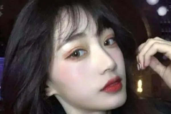 乔碧萝毫无底线的炒作被全网封杀，是否应该追查其幕后炒作团队？