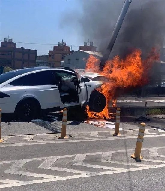 又是特斯拉！林志颖离奇车祸原因成谜，警方对林志颖车祸有何见解？