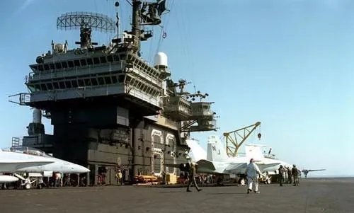 摧毁了航母的指挥舰桥，是不是就几乎瘫痪了整个航母？