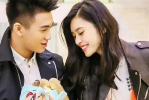 奚梦瑶和何猷君约会被偶遇,走路不停看肚子疑似怀二胎,你看好他们两个吗?