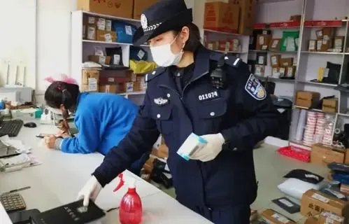 贵州一95后女警狂爬23楼疏散火警住户，你愿意为女警的这一行为点赞吗？
