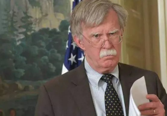 被特朗普解雇的国家安全顾问和特朗普一样属于强硬派吗？