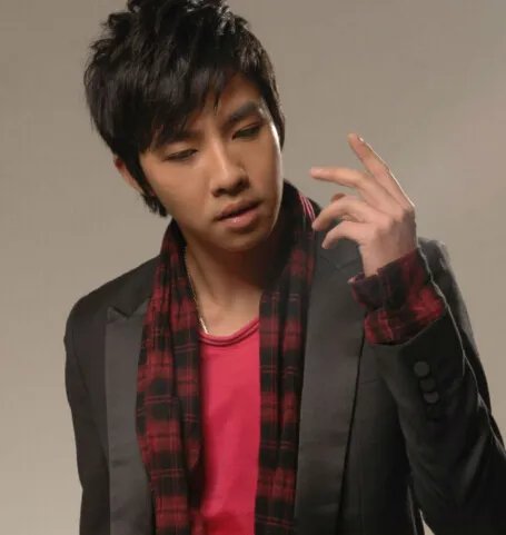 俞灏明复出跨年演唱会显沧桑 各大电视台跨年会出奇招