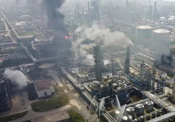 上海石化发生火灾，为何要保护性燃烧？