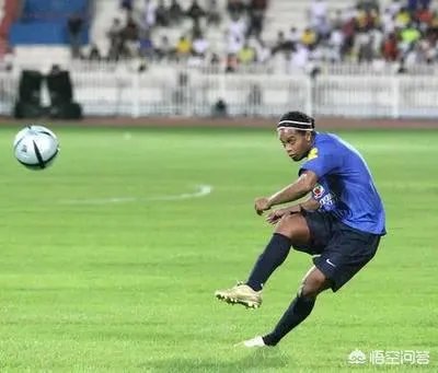 小罗连续4次踢中门柱弹回脚下的视频，你认为是真的吗？