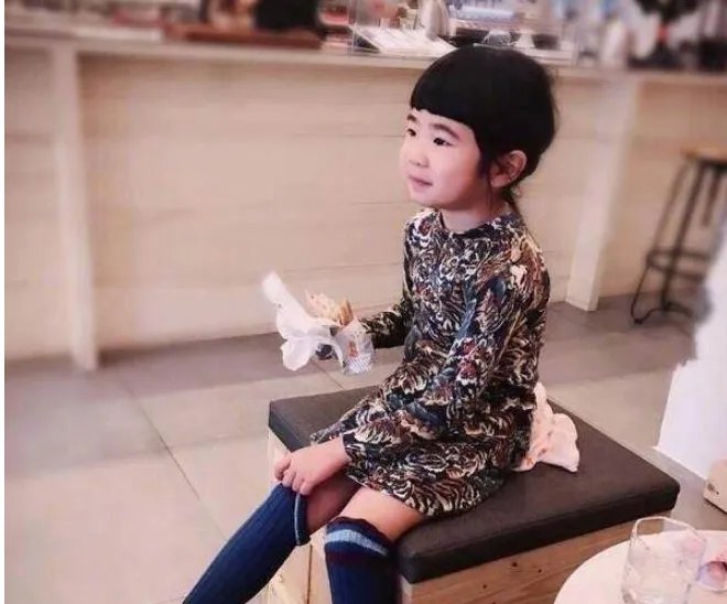 曹格女儿Grace大变样，姐姐这般容颜还会有人说她丑吗？