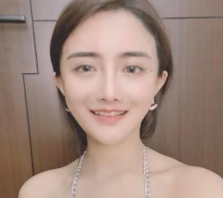 虎牙古阿扎逆风复播，硬刚“视频贩子”：“违规发言一律封禁”，如何评价此事？