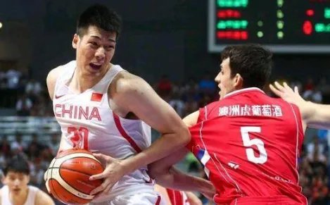 中国男篮首战澳洲12人名单公布,王哲林搭档被弃,你怎么看?