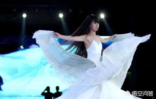 曾经在春晚舞台惊艳众人的小彩旗，现在怎么样了？