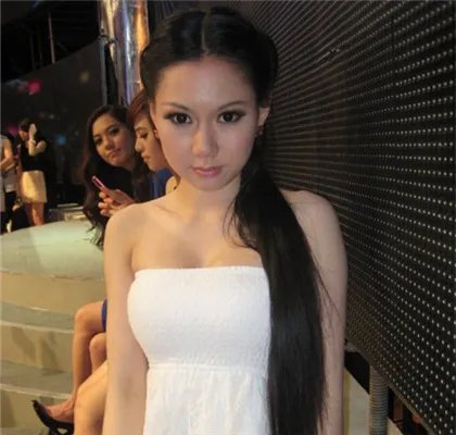 非诚勿扰王茜图片集锦 其原是巨乳车模