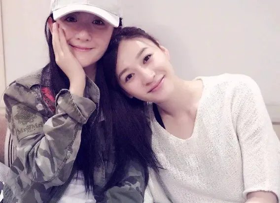 李小冉当谢娜的伴娘，她俩私底下关系有多好？