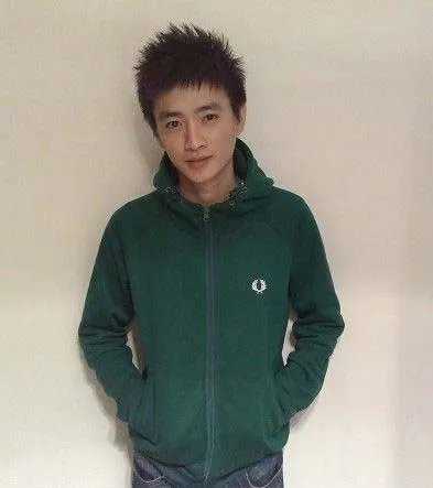 求这张图的同一个人的所有照片！