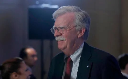 被特朗普解雇的国家安全顾问和特朗普一样属于强硬派吗？