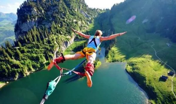 蹦极被鳄鱼咬死