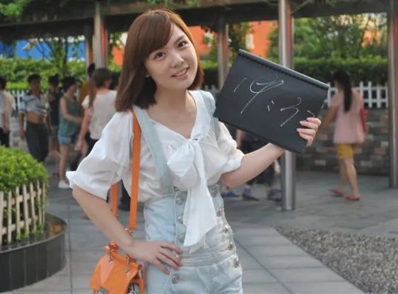 英宁现任妻子王琼  息影年余再踏新起点