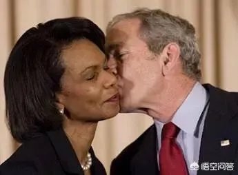 卡扎菲心中女神赖斯，地下室出生从政15年，为何受2位美国总统信赖？