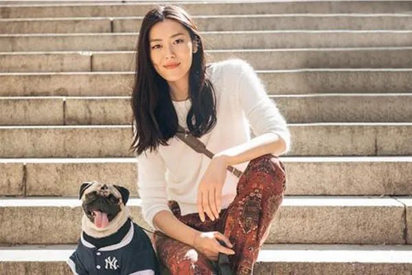 缺席时装周的刘雯在微博上发美照，是要打黑子们的脸？