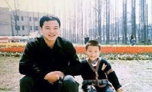 落魄时靠4万本金东山再起，死后身价200亿，黄子韬父亲是怎么发家的?