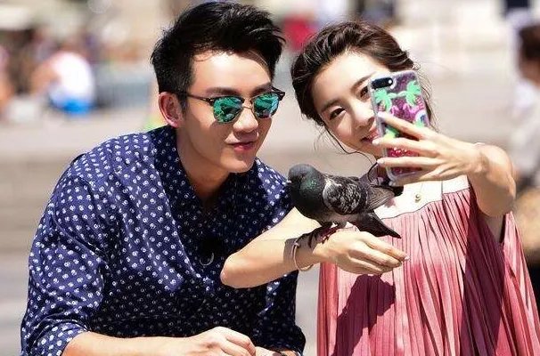 郑恺在片场弃工作服侍女友，郑恺公开的女友有哪些？