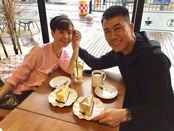 婚后13天就成了寡妇，她为争遗产打了10年官司，伍咏薇如今怎样了？